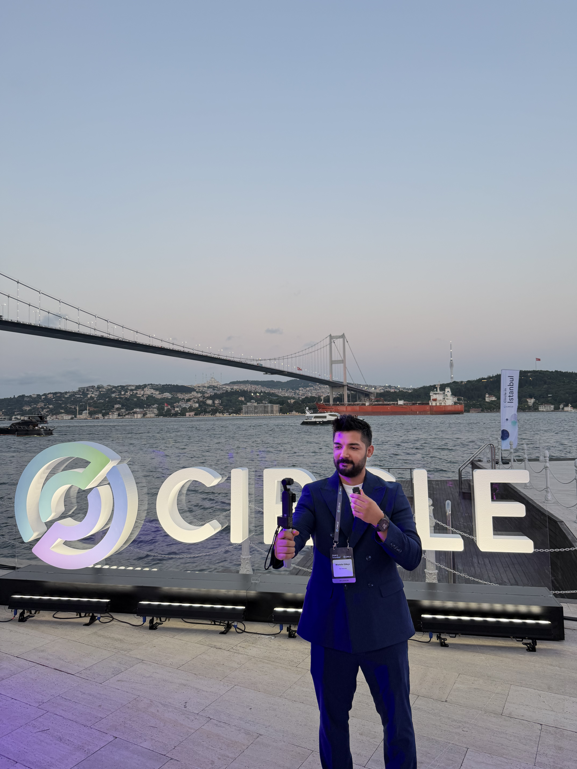 Circle İstanbul etkinliğinde Boğaz manzaralı networking alanı.