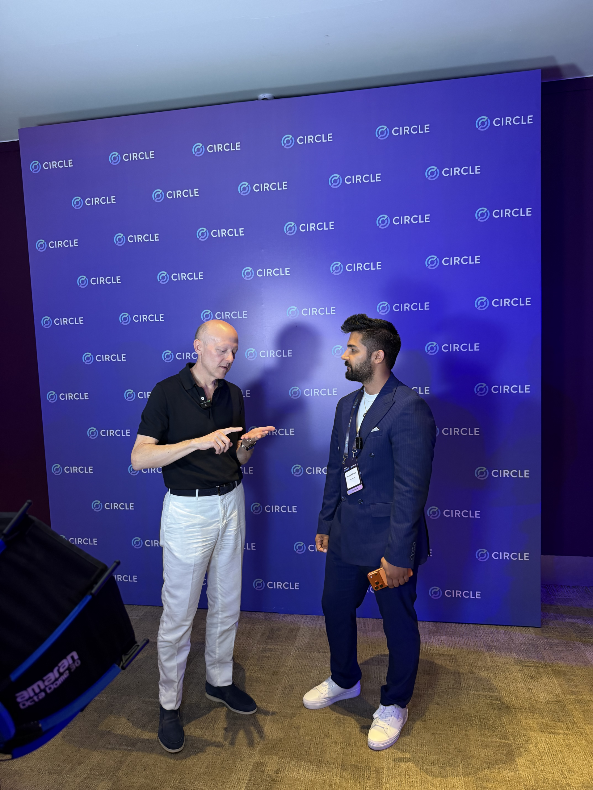 Coin Mühendisi ekibi Jeremy Allaire ile Circle İstanbul etkinliğinde röportaj yapıyor.